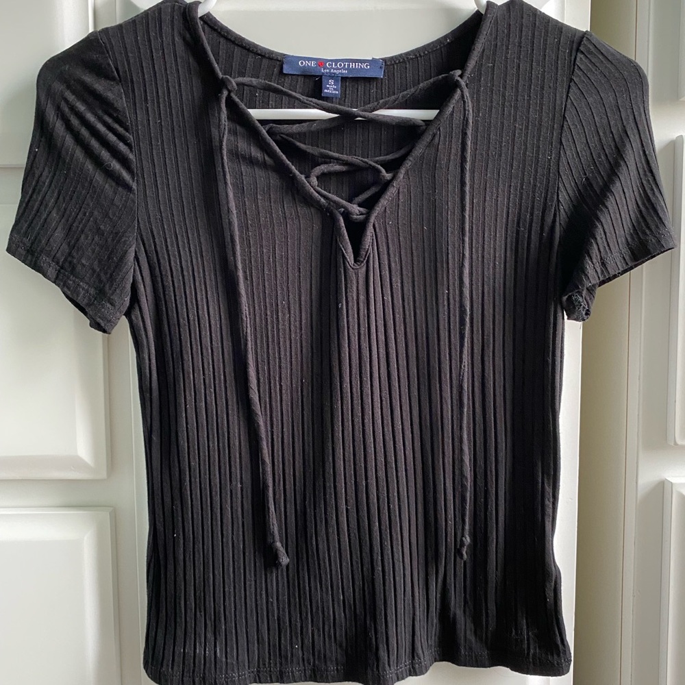 Black crisscross cropped tee